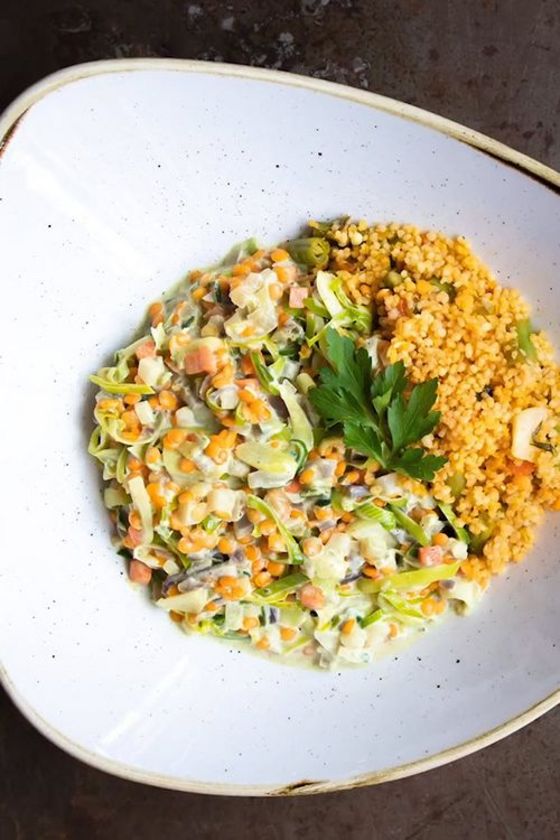 Tiefer Teller gefüllt mit gekochtem Kohl und Linsen Tiefer Teller gefüllt mit gekochtem Kohl und Linsen