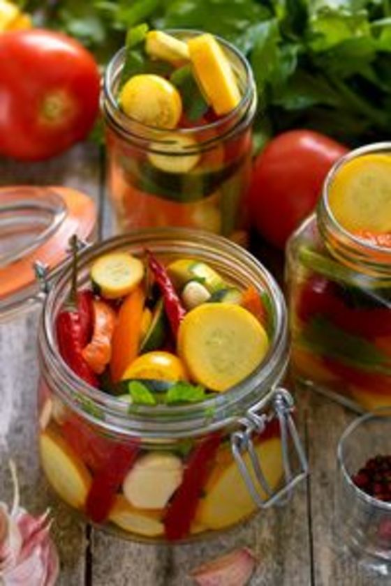 Einweckgläser gefüllt mit buntem gekochte Gemüse Einweckgläser gefüllt mit buntem gekochte Gemüse